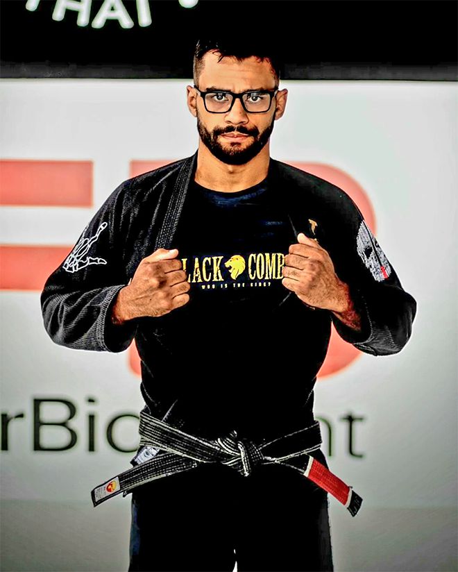 제29회 코파 프라임 1차 대회 블랙벨트 은메달리스트 산데르 호드리게스 다시우바가 2025년 5월 주짓수 도복 안에 입은 블랙컴뱃 티셔츠를 보여주고 있다. 사진@sander.nerdbjj