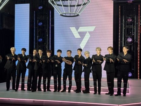 세븐틴 멤버와 기념촬영을 하고 있는 체스키 CEO / 사진=홍지연 여행+ 기자