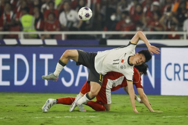 중국의 경기력은 심각했다. 인도네시아의 빠른 공수 전환에 고전했다. 전반과 후반 초반 왕위동의 두 차례 슈팅만이 위협적이었을 정도로 득점 기회를 만들지 못했다. 사진=EPA=연합뉴스