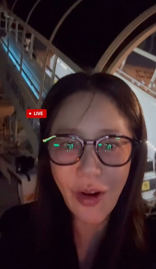 고현정은 검정 뿔테 안경에 생기 가득한 얼굴로, 활주로를 배경 삼아 “남주희 이사님~ 남주희 이사님~”을 연신 외치며 깜찍한 애정 표현을 남겼다.사진=고현정 SNS