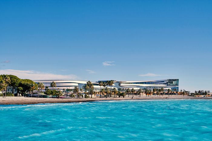 바다와 바로 붙어 있는 캡3000 쇼핑몰 전경 / 사진=MDenance