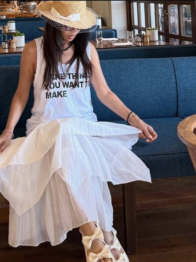 영문 레터링 슬리브리스 톱에 풍성한 캉캉 롱스커트를 매치해 클래식하면서도 감각적인 실루엣을 완성했다.사진=황신혜 SNS