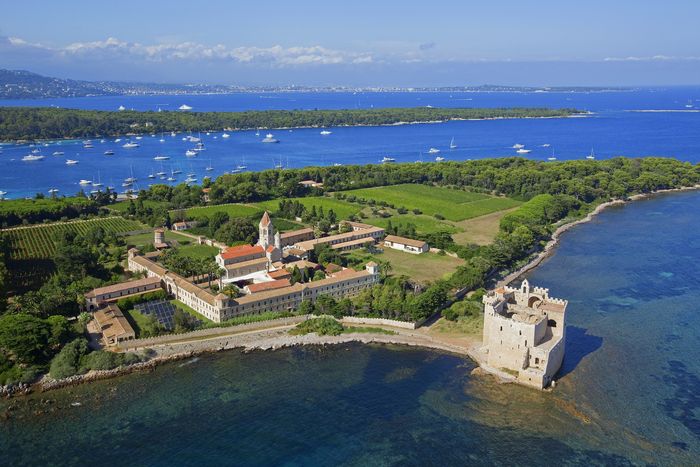 칸 앞바다에 위치한 생토노라 섬 / 사진=Côte d‘Azur France Tourisme, Camille MOIRENC