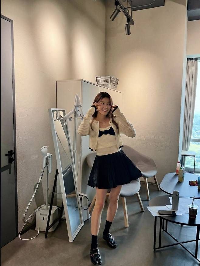 자연스러운 웨이브 헤어와 브이 포즈, 밝은 미소까지 더해진 이시영은 마치 로맨스 웹툰 속 여주인공처럼 러블리한 오라를 풍겼다.사진=이시영 SNS