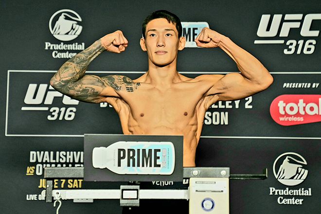 유주상이 2025년 6월 미국 뉴저지주 뉴어크 프루덴셜 센터 UFC 316 제3경기 페더급 계체를 통과하고 있다. 사진=TKO