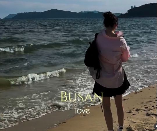 등에는 검정 백팩을 메고, 토끼 인형 키링까지 달아 유쾌한 디테일도 놓치지 않았다. 사진=고현정 SNS