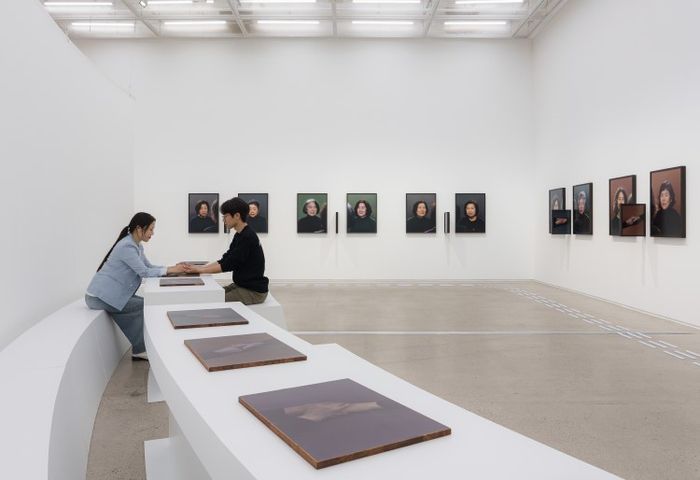 천경우 작가의 퍼포먼스 사진·설치 작품 ‘의지하거나 의지되거나’(2025)가 전시된 국립현대미술관 서울 전시장 전경. 국립현대미술관