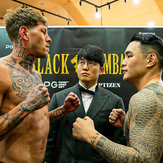 나상 사이보그 및 WGP 킥복싱 챔피언결정전 ‘예티’ 루카스 파레지스와 대한복싱협회 전국복싱우승권대회 2위 ‘세비지’ 홍희원이 2024-25 블랙컴뱃 챔피언스리그 #12 종합격투기 계체 후 마주 보고 있다. 가운데는 김경원 케이지 아나운서 겸 마케팅 실장. 사진=이데아 파라곤