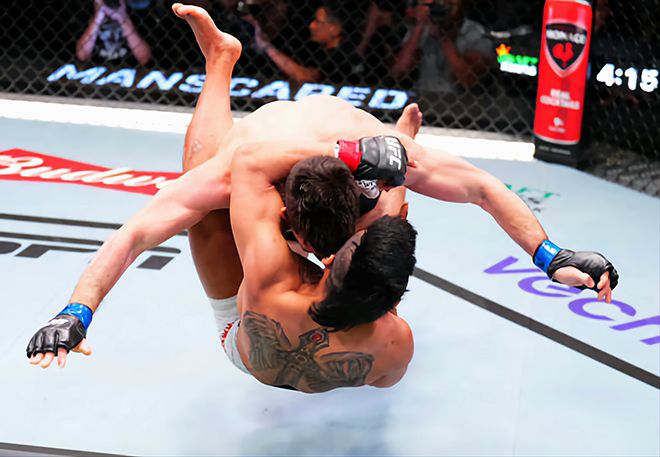 제카 사라기가 2024년 6월 미국 네바다주 엔터프라이즈 UFC on ESPN 58 페더급 경기에서 완력과 레슬링의 열세로 인해 슬램을 당하고 있다. 사진=TKO