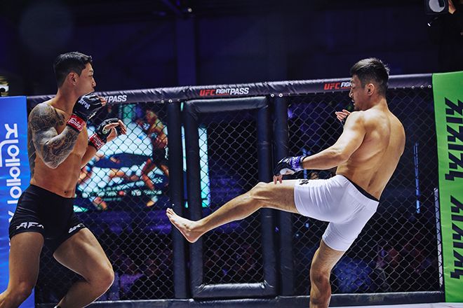 유주상이 2024년 12월 Lookin‘ for a Fight 이벤트 및 UFC 파이트 패스 생중계로 진행된 ZFN 2 메인카드 제5경기에서 23세 이하 국제레슬링연맹 세계선수권대회 그레코로만형 금메달리스트 가와나 마스토를 발차기가 닿지 않는 거리에서 상대하고 있다. 사진=MCP ECC