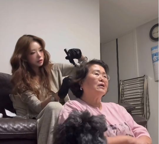 최준희가 집에서 이모할머니의 머리를 염색해주는 장면이 담겨 눈길을 끌었다.사진=최준희 SNS