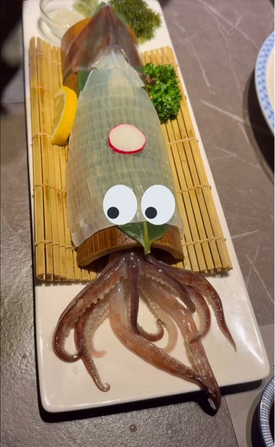 고현정은 방송 후 지인들과 함께 갑오징어를 곁들인 야식을 즐긴 사진도 공개했다.사진=고현정 SNS