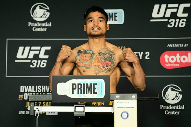 제카 사라기가 2025년 6월 미국 뉴저지주 뉴어크 프루덴셜 센터 UFC 316 제3경기 페더급 계체를 통과하고 있다. 사진=TKO