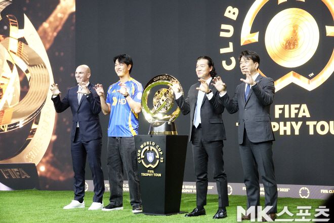 캄비아소(맨 왼쪽부터), 김영권 울산 HD 주장, 김판곤 울산 감독, 김광국 울산 대표이사. 사진=이근승 기자