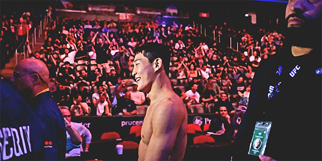 유주상이 2025년 6월 UFC 316 제3경기 페더급 1라운드 28초 KO승으로 제카 사라기를 압도한 후 미국 뉴저지주 뉴어크 프루덴셜 센터를 웃으며 떠나고 있다. 사진=Getty Images=연합뉴스 제공