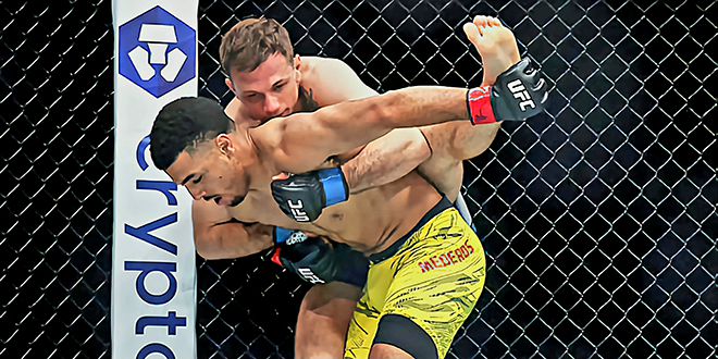 2018-19 미국대학스포츠협회 3부리그 레슬링선수권대회 동메달리스트 마크 초인스키가 2025년 6월 미국 뉴저지주 뉴어크 프루덴셜 센터 UFC 316 제1경기 상대를 스탠딩 그래플링으로 괴롭히고 있다. 사진=Getty Images=연합뉴스 제공