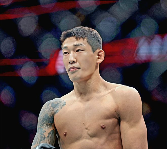 유주상이 2025년 6월 미국 뉴저지주 뉴어크 프루덴셜 센터 UFC 316 제3경기 페더급 출전 선수로 소개받고 있다. 사진=Getty Images=연합뉴스 제공