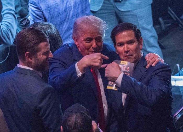 2025년 6월 7일(현지시간), 미국 뉴저지주 뉴어크의 프루덴셜 센터에서 열린 종합격투기 대회 ‘UFC 316’에 도널드 트럼프 전 미국 대통령(가운데)이 아들 에릭 트럼프, 마르코 루비오 국무장관(오른쪽)과 함께 참석하고 있다 [사진 = AFP, 연합뉴스]