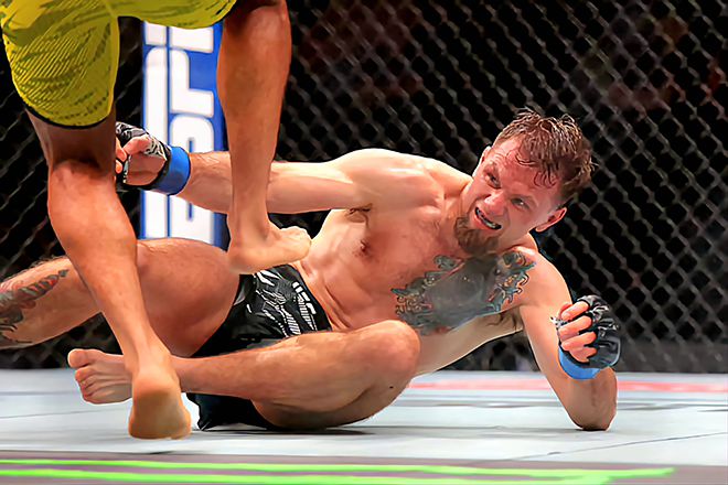 2018-19 미국대학스포츠협회 3부리그 레슬링선수권대회 동메달리스트 마크 초인스키가 2025년 6월 미국 뉴저지주 뉴어크 프루덴셜 센터 UFC 316 제1경기 고전하고 있다. 빅리그 데뷔전에서 종합격투기 첫 패배를 당했다. 사진=Getty Images=연합뉴스 제공