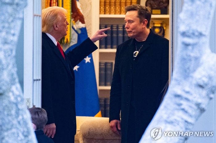 지난 3월 14일(현지시간) 마러라고에서 대화하는 트럼프(왼쪽)와 머스크 [사진 = AFP 연합뉴스]