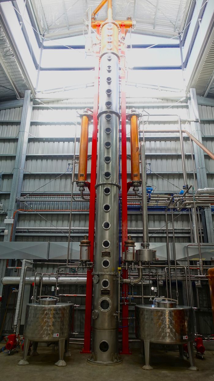 호즈 태즈메이니아 그린뱅크스 양조장 내부에 있는 연속식 증류기 모습.