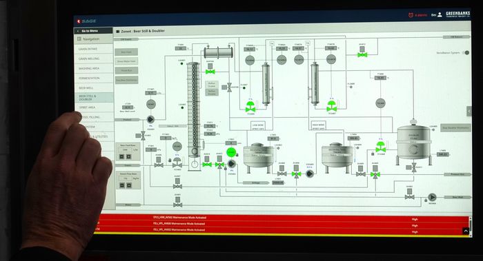 그린뱅크스 양조장의 모든 설비는 자동화율이 높아 터치스크린 조작만으로 공장 가동이 가능하다. 연간 300만리터 생산 규모에도 직원 2명이 운영할 수 있는 이유다.