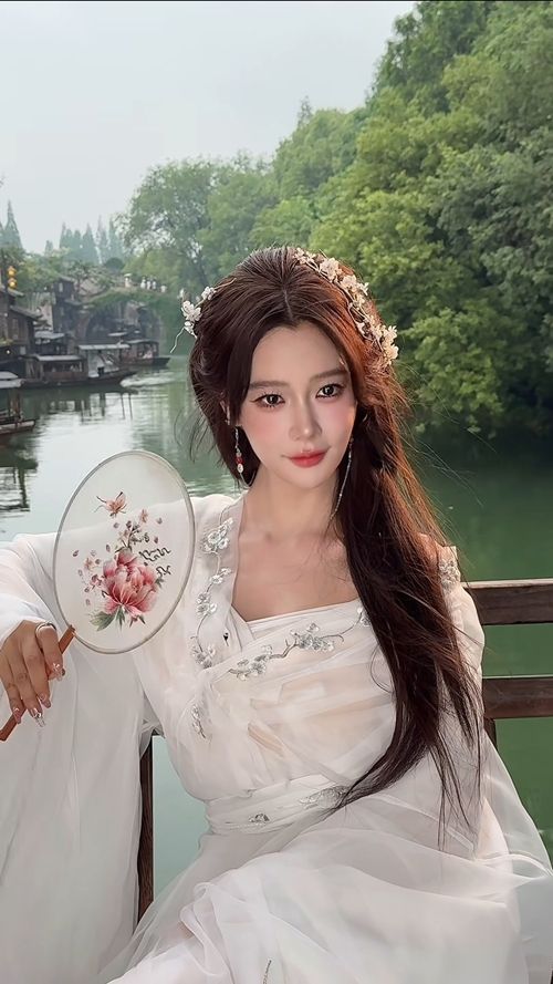 배우 클라라가 고전 속 여인을 연상케 하는 압도적인 비주얼로 시선을 사로잡았다. 사진=클라라 SNS