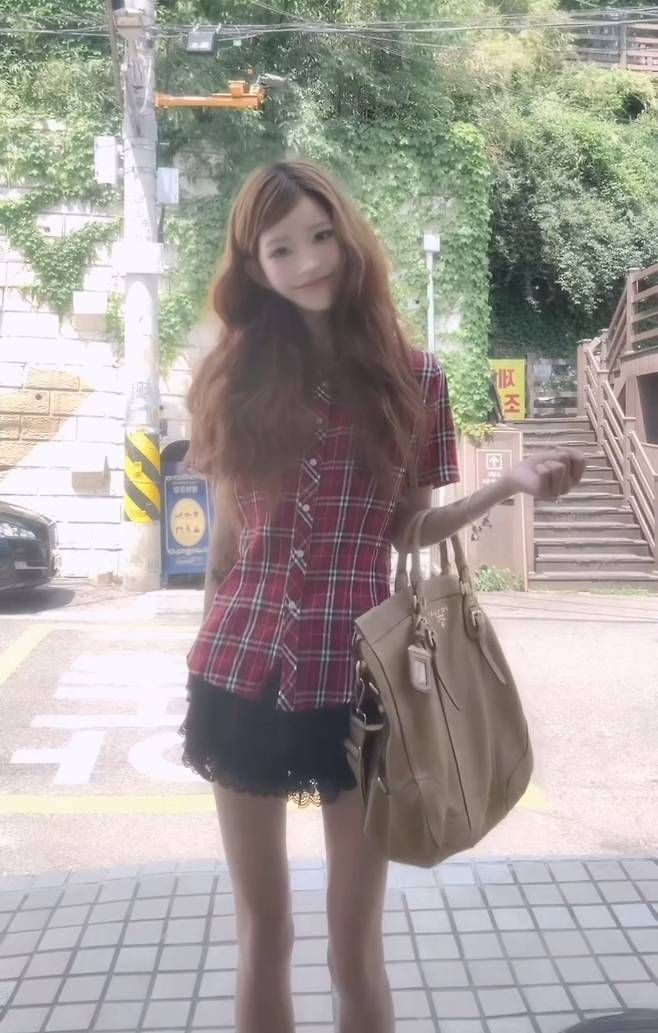 타이트하게 떨어지는 셔츠의 실루엣과 허벅지 라인을 드러낸 미니 하의, 그리고 무심하게 툭 떨어지는 발목 워커 부츠의 조합은 2000년대 하이틴 영화 속 주인공을 떠올리게 했다.사진=최준희 SNS