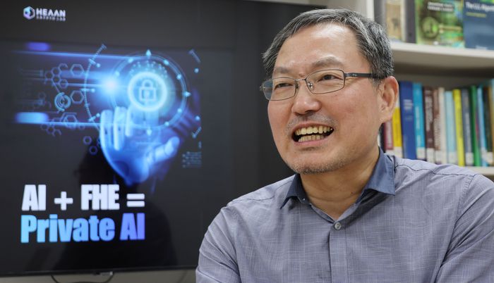 동형암호 기술로 주목받고 있는 천정희 교수가 연구실에서 인터뷰하고 있다. 이승환 기자