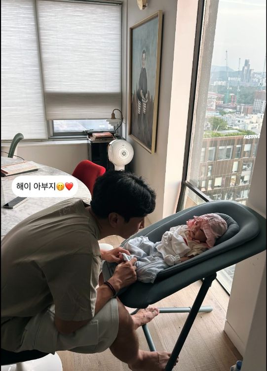 이규혁이 딸 해이를 향해 무릎을 꿇고 눈높이를 맞춘 채 말을 거는 모습이 담겨 있다.사진=손담비 sns