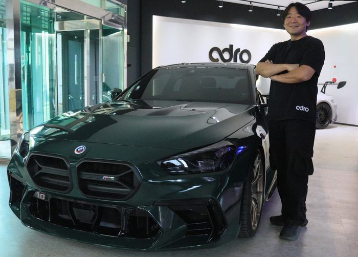 윤승현 에이드로 대표가 경기 용인 본사에서 자사 페이스리프트 바디킷을 장착한 BMW G87 M2 옆에서 공기역학을 적용한 바디킷에 대해 설명하고 있다. [사진제공 = 에이드로]
