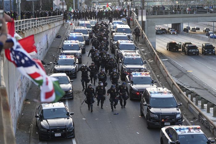 경찰관들이 전날 밤 벌어진 이민 단속 항의 시위 이후, 2025년 6월 8일 일요일 로스앤젤레스 다운타운의 메트로폴리탄 구치소 근처 101번 고속도로로 이어지는 램프를 따라 이동하고 있다. [사진 = AP 연합뉴스]