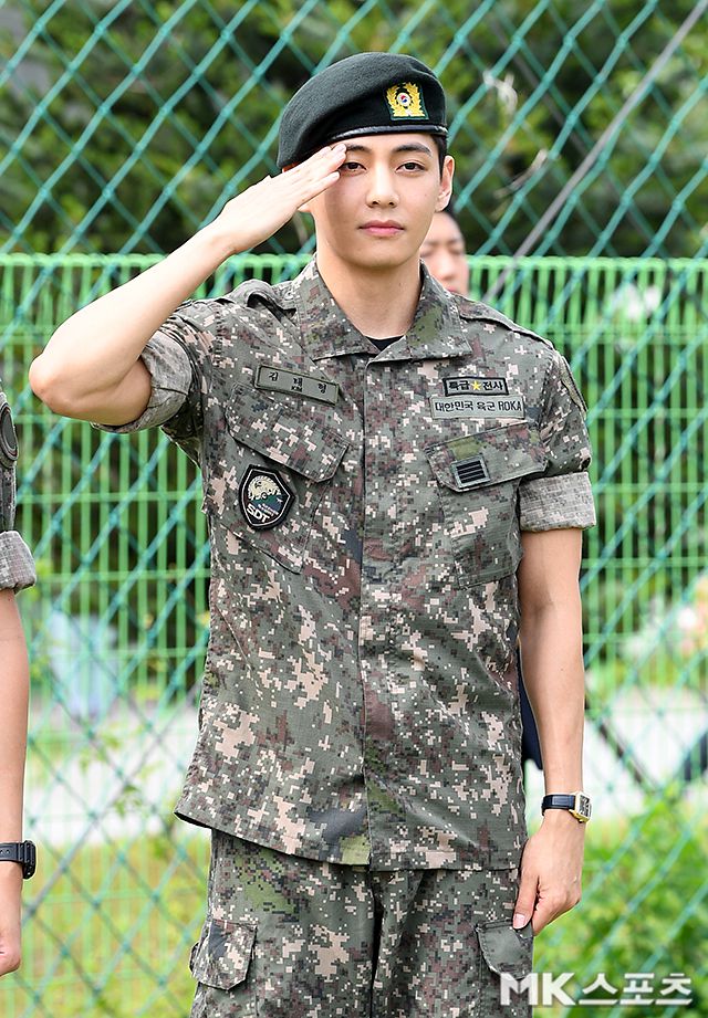 RM과 뷔가 10일 오전 1년 6개월 간의 복무를 마치고 만기 전역했다. 부대 안에서 전역 절차를 마무리한 두 사람은 부대 인근에서 진행된 전역 행사에 참석해 군 제대에 대한 이야기들을 전했다. / 사진 = 천정환 기자