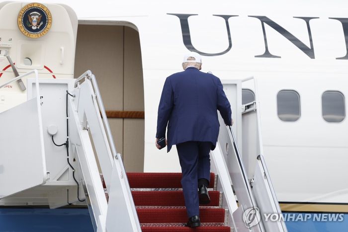 에어포스원 계단 오르는 도널드 트럼프 미국 대통령. AP 연합뉴스