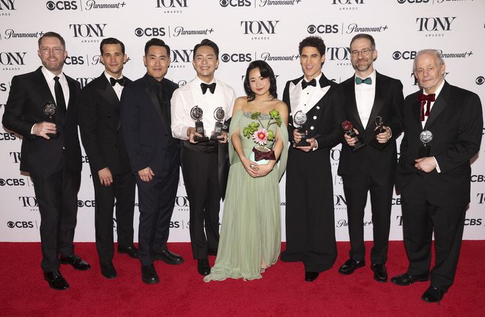 토니상 6관왕에 오른 뮤지컬 ‘어쩌면 해피엔딩’ 팀이 촬영을 하고 있다. 왼쪽부터 헌터 아널드, 데즈 듀런, 마커스 최, 박천휴, 헬렌 J 선, 대런 크리스, 윌 애런슨, 제프리 리처드. [EPA = 연합뉴스]