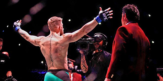 잠정 챔피언 코너 맥그레거가 2015년 12월 미국 네바다주 라스베이거스 MGM 그랜드가든 아레나 UFC 페더급 통합타이틀매치를 위한 옥타곤 입장에 앞서 카메라와 관중을 향해 승리를 자신하고 있다. 사진=Getty Images=연합뉴스 제공
