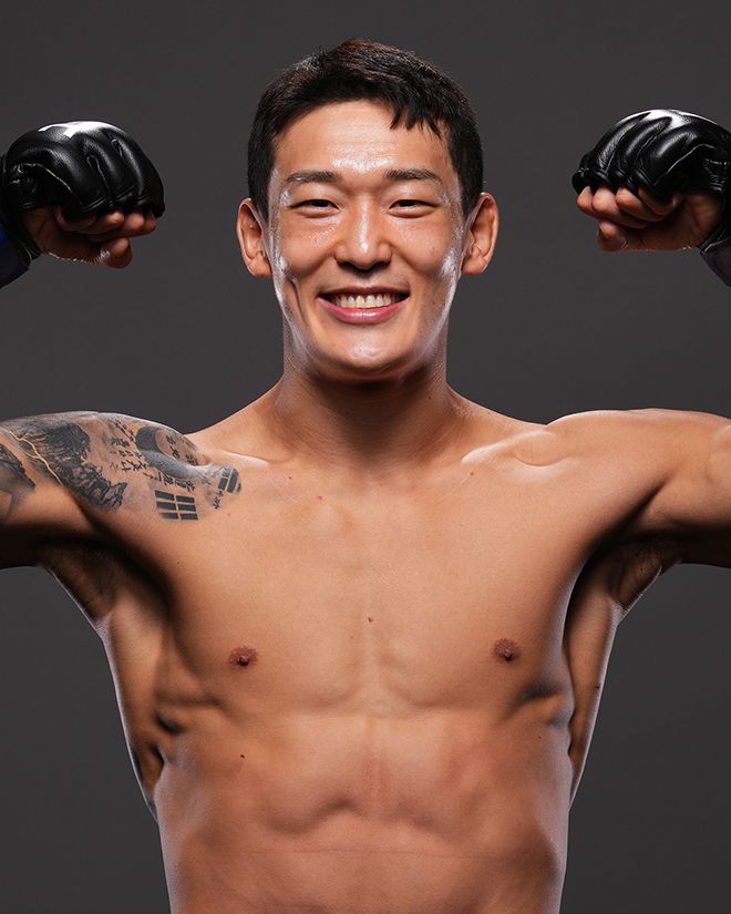 대한민국 UFC 23호 파이터로 데뷔한 유주상이 2025년 6월 미국 뉴저지주 뉴어크 프루덴셜 센터에서 승리 기념 촬영을 하고 있다. 태극기를 모티브로 한 문신이 눈에 띈다. 사진=TKO