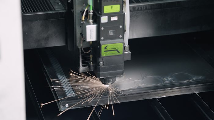 브리즘 인천 검단 공장에서 티타늄 레이저 커팅이 이뤄지고 있다. [사진 = 브리즘]