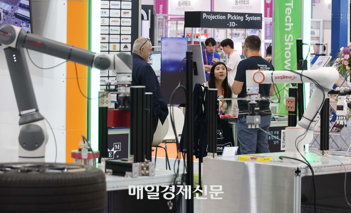 11일 서울 강남구 삼성동 코엑스에서 열린 ‘2025 스마트테크코리아’를 찾은 관람객들이 전시물을 살펴보고 있다. 2025.6.11 [한주형기자]