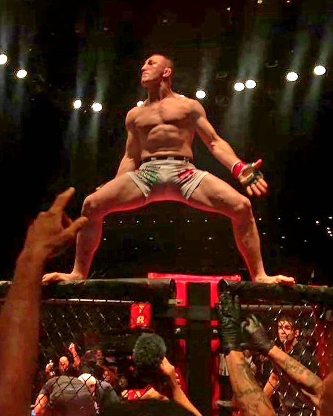 훗날 제11대 UFC 밴텀급 챔피언이 되는 메라브 드발리슈빌리가 2017년 6월 Lookin‘ for a Fight로 진행된 미국 뉴저지주 애틀랜틱시티 ROC 59에서 1라운드 15초 KO승을 거둔 후 케이지 위로 올라가 기뻐하고 있다. 사진=Ring of Combat