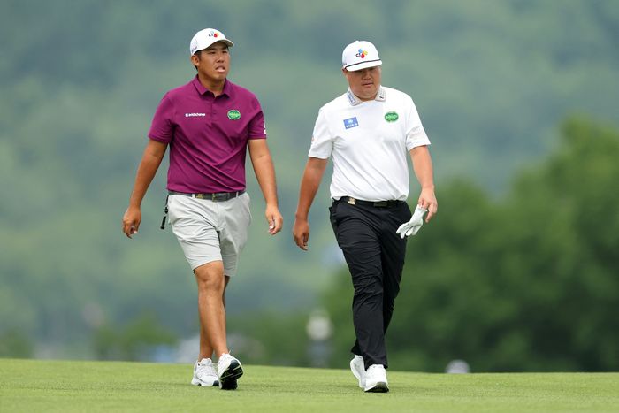 월요일부터 현장을 찾아 제125회 US오픈을 준비한 안병훈(왼쪽)과 임성재. AP 연합뉴스