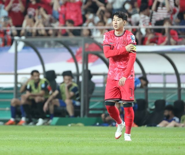 손흥민은 자신의 거취에 대해 “아직 계약 기간이 1년 남아 있다. 지금은 기다리는 게 맞다고 생각한다. 미래보다는 현재 위치에서 어떤 일이 있을지 지켜보는 게 좋을 것 같다. 어느 위치, 어느 자리에 있더라도 스스로 최선을 다하고 노력하는 것에 있어선 변함 없을 것이다”라고 밝혔다. 사진=연합뉴스 제공