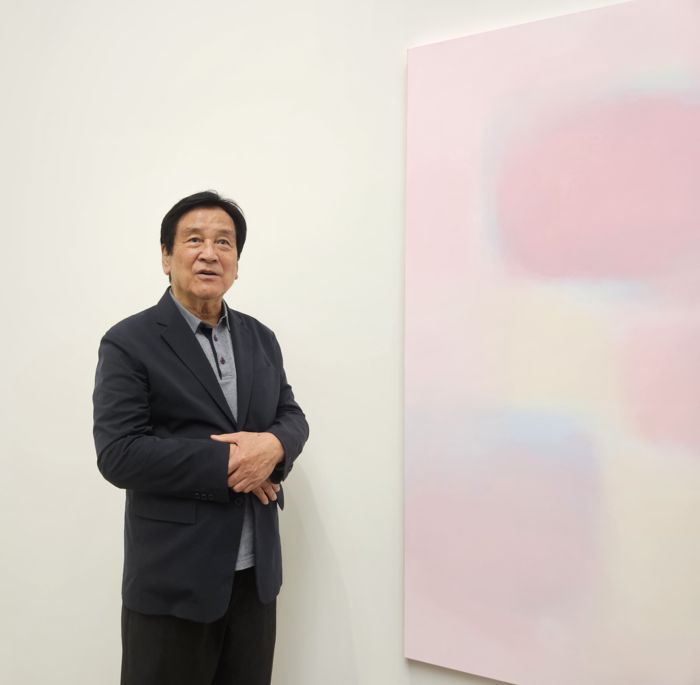 서승원 화백이 자신의 개인전이 열리고 있는 PKM갤러리에서 작품에 대해 설명하고 있다. 송경은 기자