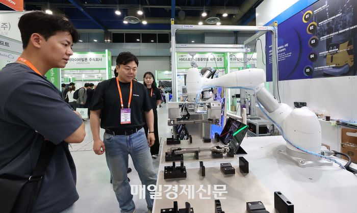 11일 서울 강남구 삼성동 코엑스에서 열린 ‘2025 스마트테크코리아’를 찾은 관람객들이 전시물을 살펴보고 있다. 2025.6.11 [한주형기자]