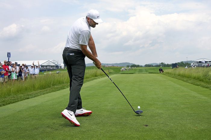 10일 진행된 제125회 US오픈 연습 라운드 15번홀에서 티샷하고 있 스코티 셰플러. AP 연합뉴스