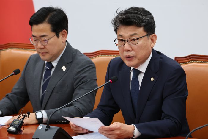 더불어민주당 진성준 정책위의장이 서울 여의도 국회에서 열린 원내대책회의에서 발언하고 있다. [사진 = 연합뉴스]