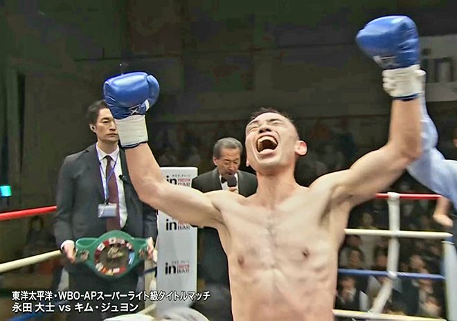 김주영이 2025년 6월 일본 도쿄 고라쿠엔홀에서 동양태평양복싱연맹 및 세계복싱기구 아시아태평양 슈퍼라이트급 통합 챔피언 등극 후 기뻐하고 있다. 사진=フジボクシング 영상 화면