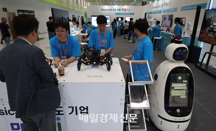 11일 서울 강남구 삼성동 코엑스에서 열린 ‘2025 스마트테크코리아’를 찾은 관람객들이 전시물을 살펴보고 있다. 2025.6.11 [한주형기자]