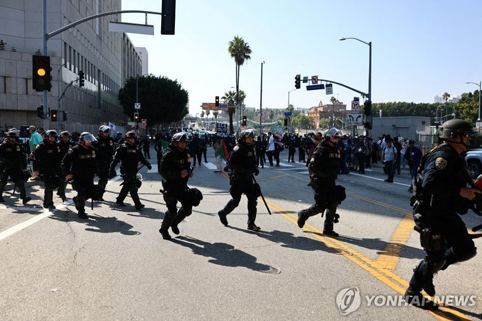 10일 LA 다운타운에서 시위 관리 중인 경찰들 [로이터 = 연합뉴스]