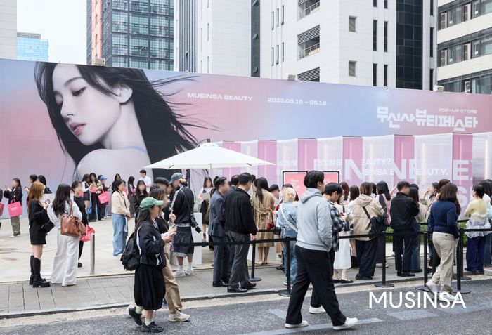16일 오후 무신사 뷰티 페스타가 열린 서울 성수동‘무신사 스퀘어 성수 4’ 앞에 사람들이 입장을 기다리며 줄을 서 있다. [무신사]